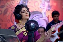 যমুনার গিটার বাজানো দেখে গান-বাজনা ছাড়তে চান নেট নাগরিকরা ! ভাইরাল ভিডিও