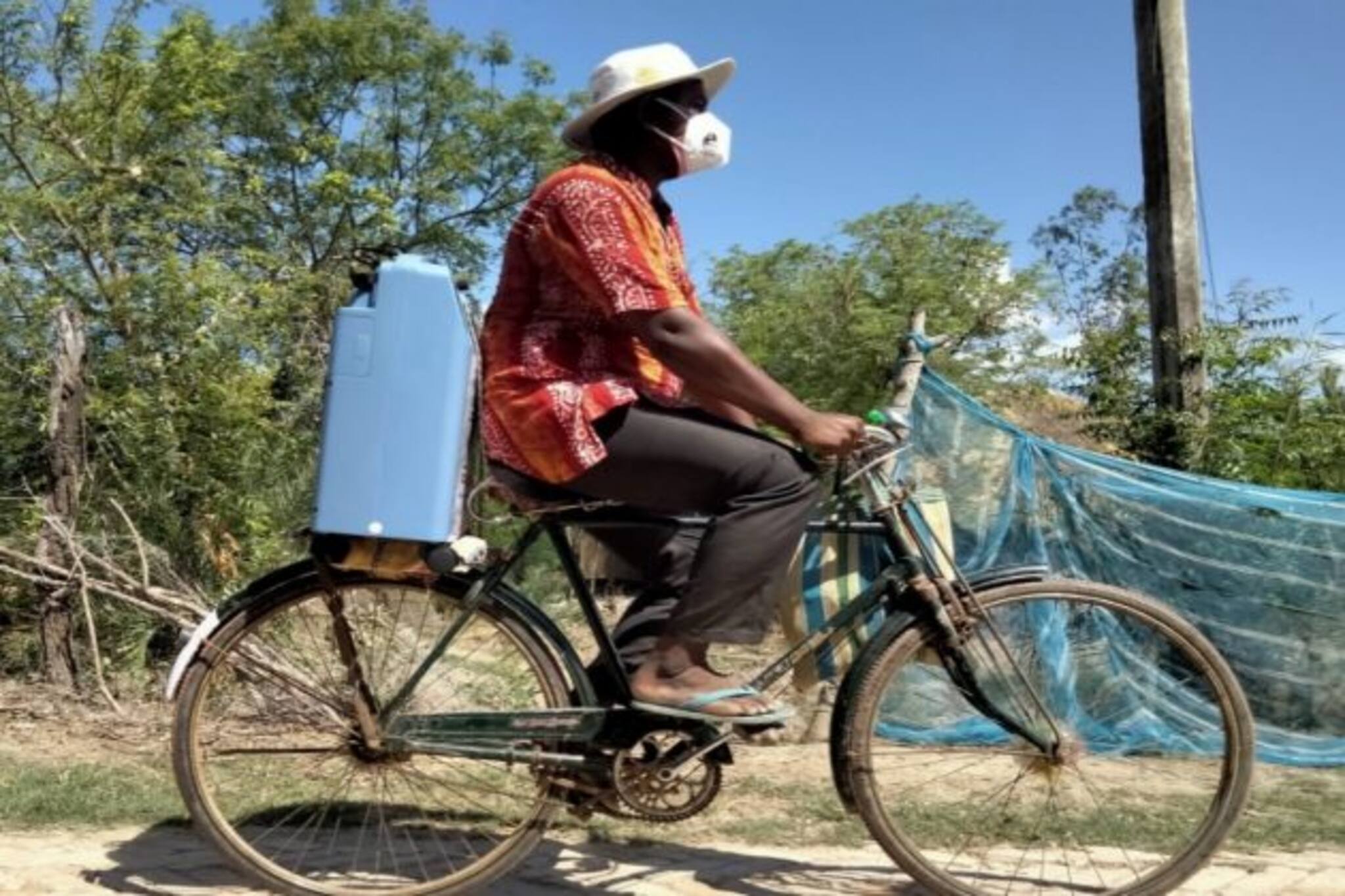 সুন্দরবনের 'ভগবান'! সাইকেল নিয়ে চিকিৎসা দিতে প্রত্যন্ত গ্রামে ছুটছেন 'অক্সিজেন ম্যান 'সৌমিত্র মন্ডল