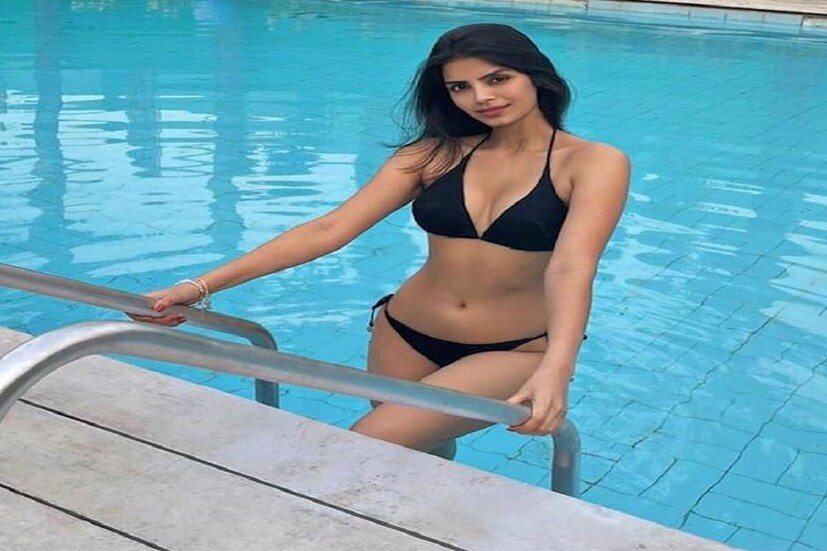 বিকিনি (Bikini) পরেই সোনালি ঠান্ডা জল আরও গরম করছেন ৷ ছবি সৌজন্যে ইনস্টাগ্রাম ৷