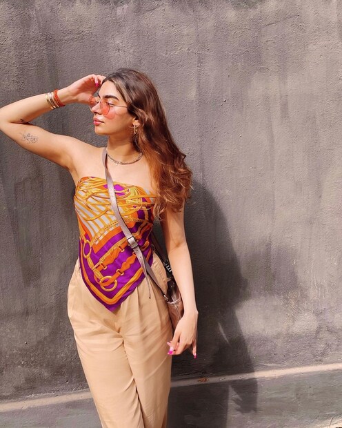 স্কার্ফ টপে যেন আরও সেক্সি (Sexy) খুশি কাপুর ৷ ছবি সৌজন্যে ইনস্টাগ্রাম ৷ 