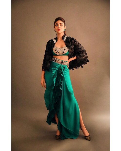 ক্রপটপের সঙ্গে রং মিলিয়ে স্কার্ট পরেছেন শিল্পা শেট্টি কুন্দ্রা (Shilpa Shetty Kundra) ৷ সেই ছবিই দুর্বার গতিতে ভাইরাল হয়েছে সোশ্যাল মিডিয়ায় ৷ ছবি সৌজন্যে ইনস্টাগ্রাম ৷