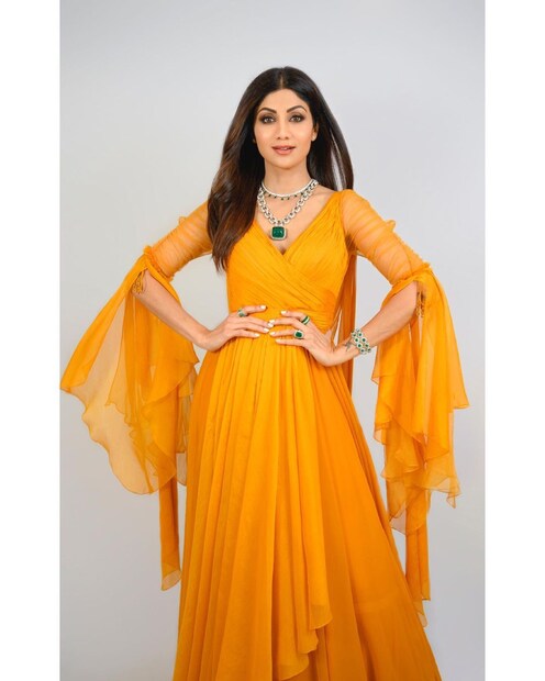 গ্ল্যামারাস শিল্পা শেট্টি কুন্দ্রা (Shilpa Shetty Kundra) সর্ষের রঙের পোশাকে যেন তিনি ফের সবার নজর কেড়েছেন ৷ ছবি সৌজন্যে ইনস্টাগ্রাম ৷