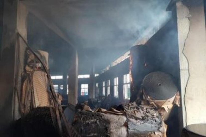 শুক্রবার দুপুরে আগুন কিছুটা নিয়ন্ত্রণে আসার পর সেখান থেকে ৪৯ জনের দেহ উদ্ধার হয়েছে বলে জানিয়েছে ঢাকার সংবাদ সংস্থাটি। দমকল অফিসারের দাবি, কারখানাটিতে প্রাথমিক তল্লাশি চালিয়ে পঞ্চাশেরও বেশি মৃতদেহের সন্ধান মিলেছে। তবে এই সংখ্যা আরও বাড়তেও পারে। 