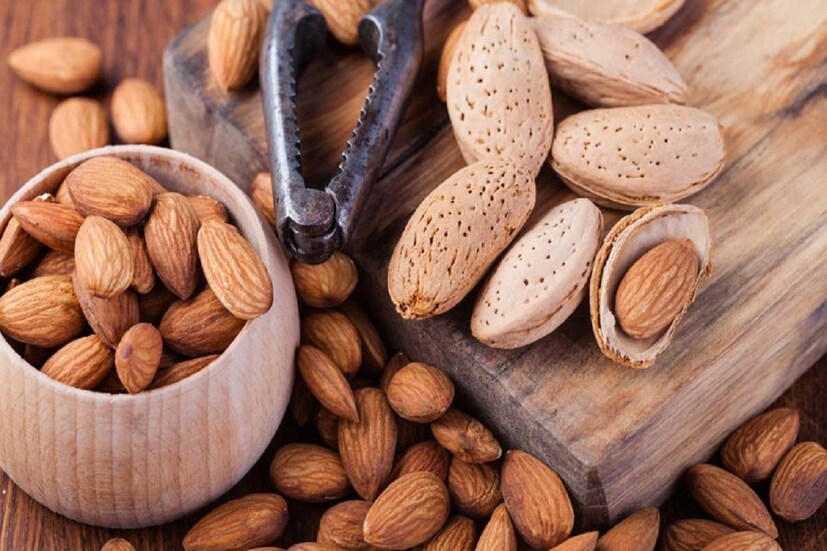 *আমন্ড (Almonds): আমন্ডে প্রচুর পরিমাণে ম্যাগনেসিয়াম থাকে। যাঁরা দৈনিক আমন্ড গ্রহণ করেন তাঁদের হার্ট সতেজ থাকে ও হার্টের কার্যক্ষমতা বাড়ে। সংগৃহীত ছবি। 
