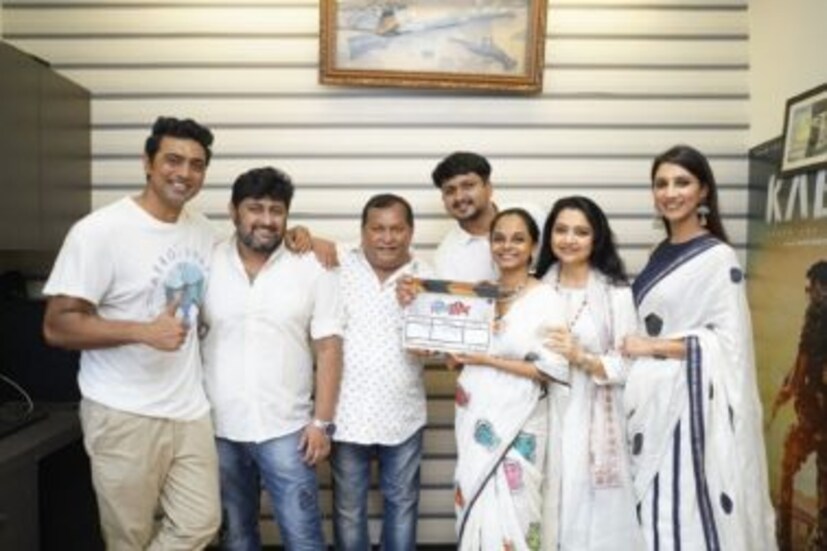 ছবিতে দেব ও রুক্মিণী বাদেও অভিনয়ে দেখা যাবে খরাজ মুখোপাধ্যায়, জুন মালিয়া, অঞ্জনা বসু ও কমলেশ্বর মুখোপাধ্যায়কে। ছবির পরিচালক রাহুল মুখোপাধ্যায়। 