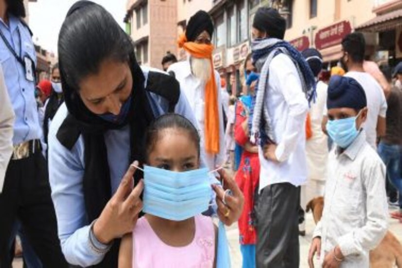 সপ্তাহের শুরুতে দেশের করোনাভাইরাসের চিত্র খানিকটা হলেও আশার। গত ২৪ ঘণ্টায় দেশজুড়ে করোনায় নতুন করে আক্রান্ত হয়েছেন ৩৯ হাজার ৩৬১ জন। রবিবার এই সংখ্যাটা ছিল ৩৯,৭৪২। এই নিয়ে দেশে মোট করোনা আক্রান্তের সংখ্যা দাঁড়াল ৪,১১,১৮৯ জন।  সপ্তাহের শুরুতে দেশের করোনাভাইরাসের চিত্র খানিকটা হলেও আশার। গত ২৪ ঘণ্টায় দেশজুড়ে করোনায় নতুন করে আক্রান্ত হয়েছেন ৩৯ হাজার ৩৬১ জন। রবিবার এই সংখ্যাটা ছিল ৩৯,৭৪২। এই নিয়ে দেশে মোট করোনা আক্রান্তের সংখ্যা দাঁড়াল ৪,১১,১৮৯ জন।