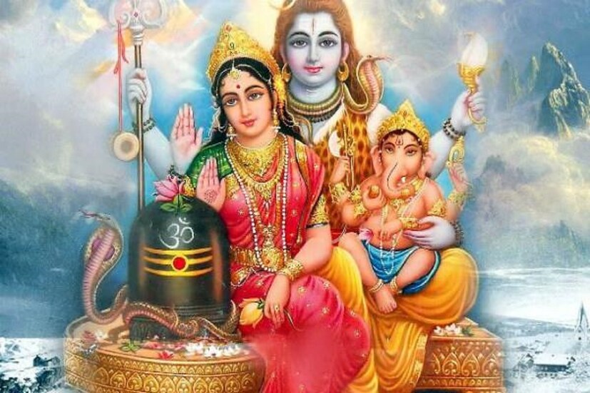 • ভগবান শিব ও মাতা পার্বতীর ব্রত হল এই প্রদোষ ব্রত ।  প্রচলিত আছে, সবার প্রথমে চন্দ্র এই ব্রত পালন করেছিলেন। এরপরই শিবের আশীর্বাদে তিনি ক্ষয় রোগ থেকে মুক্তি পান। ধর্মীয় ধারণা অনুযায়ী, প্রদোষ ব্রত পালন করলে দু’টি গরু দানের সমান ফল লাভ করা যায়। প্রদোষ ব্রত সম্পর্কে প্রচলিত ধারণা অনুযায়ী, ত্রয়োদশী তিথিতে শিব অত্যন্ত প্রসন্ন থাকেন এবং সন্ধ্যার সময় কৈলাস পর্বতে নিজের রজত ভবনে নৃত্য করেন।
