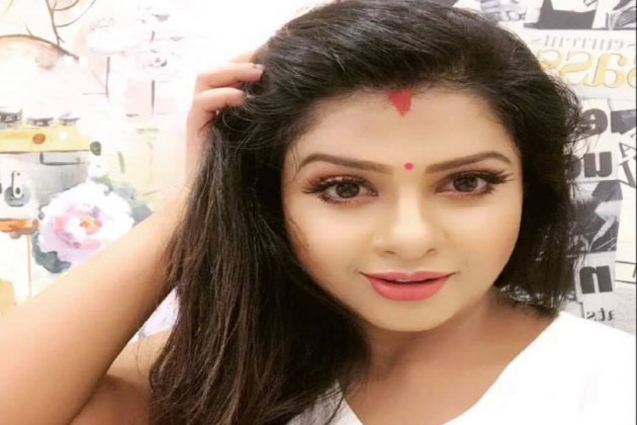 Aparajita Apu Viral: ভোল বদলে মেজো বৌদি ওরফে সুস্মিতা নাচছেন দুই দেওরের সঙ্গে! দুরন্ত ভাইরাল ভিডিও