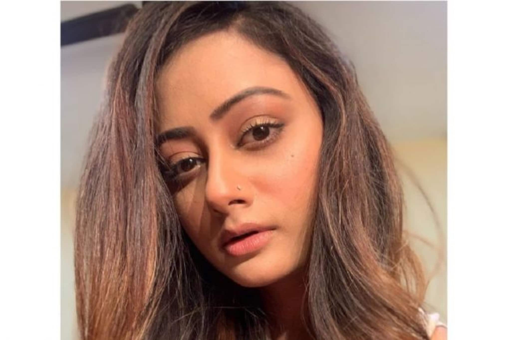 Tonni Roy Viral Video:পরনে সাদা মিনি স্কার্ট, মাথা ঝুঁকিয়ে নিচু হয়ে যা করলেন তোর্সা ওরফে তন্বী রায়, ভিডিও ভাইরাল