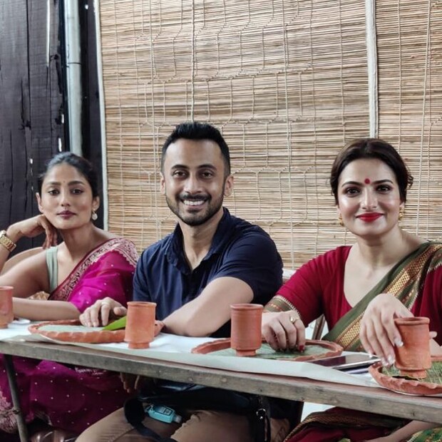 • তনুশ্রীর বোন শুভশ্রী সন্তানসম্ভবা । তাঁকেই সাজিয়ে গুছিয়ে সাধ খাওয়ালেন দিদি তনুশ্রী । বাড়ির ছাদে প্যান্ডেল করে, একেবারে খঁটি বাঙালিভাবেই হয়েছিল খাওয়া-দাওয়ার আয়োজন । ছবি- ইনস্টাগ্রাম । 
