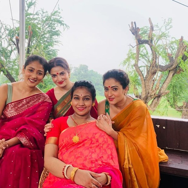 • টানা চেয়ার টেবল, মাটির থালা, গ্লাস, বাটি । তার উপর কলাপাতা । ঘনিষ্ঠ আত্মীয়-স্বজন আর বন্ধুবান্ধবদের উপস্থিতিতে দিনটা বেশ আনন্দেই কাটল অভিনেত্রীর । ছবি- ইনস্টাগ্রাম । 