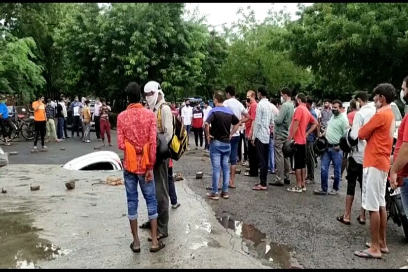 জানা গিয়েছে, মাটির তলায় গাড়িটি ঢুকে গেলেও কেউ আহত হয়নি। প্রগতি ময়দান, পালাম, রোহতক রোড, কিষাণগঞ্জ, কিরারি-সহ দিল্লির একাধিক এলাকা এখনও জলমগ্ন রয়েছে। দ্রুত গতিতে জল সরানোর কাজ চলছে।