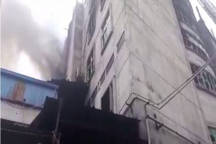 বাংলাদেশের নারায়গঞ্জের রূপগঞ্জে একটি ফলের রস তৈরির কারখানায় বিধ্বংসী অগ্নিকাণ্ড। আগুন লেগে কমপক্ষে ৫২ জন কর্মীর মৃত্যু হয়েছে বলে খবর। ঢাকার এক সংবাদ সংস্থা জানিয়েছে, সাজেন ফ্রুট জুস তৈরির এই কারখানাটি হাসেম ফুড অ্যান্ড বেভারেজ লিমিটেডের। বৃহস্পতিবার বিকেল ৫টা নাগাদ আগুন লাগে ওই কারখানায়।