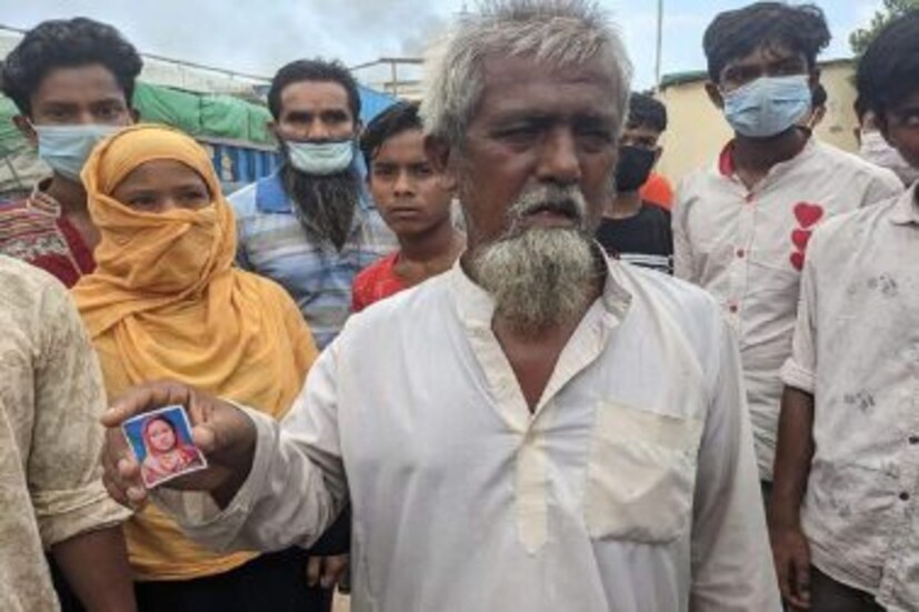 এক ব্যক্তি ছবি হাতে এসেছেন আত্মীয়ের খোঁজে। জীবিত না মৃত কেউ জানে না।