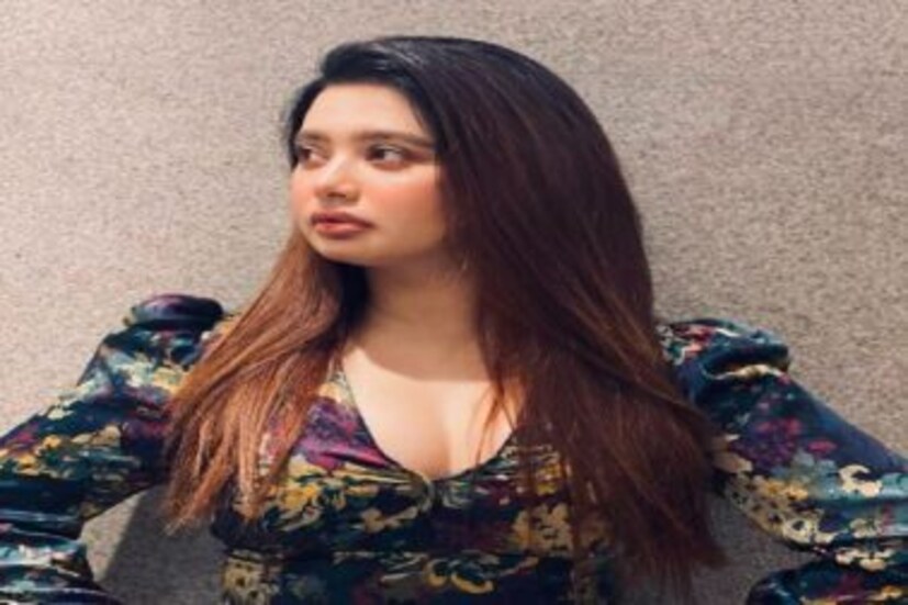 বাঙালি অভিনেত্রী এনা সাহাও (Ena Saha) একাধিকবার এমন সমালোচনার শিকার হয়েছেন। বরাবরই ফিটনেস সচেতন এনা ইনস্টাগ্রামে হামেশাই নিজের জীবনের টুকরো খবর শেয়ার করেন। আর সেখানেই নানা কুরুচিকর মন্তব্যের মুখোমুখি হতে হয় তাঁকে। 