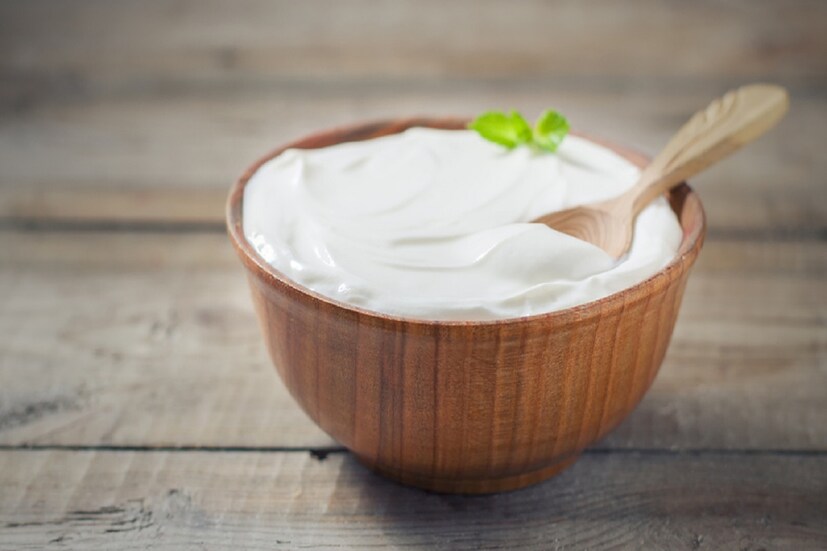 *দই (Curd): প্রতি দিনের খাবারের তালিকায় দই রাখা বাঞ্ছনীয়। কারণ দই শুধু হজমে সাহায্য করে না হাড়ের গঠনেও সহায়তা করে। মিক্স ফ্রুট দই খেলে অতিরিক্ত পুষ্টি ঢোকে শরীরে। আর ফল দিয়ে দই খেলে চিনির প্রয়োজন হয় না। এতে সুগারের সম্ভাবনা থাকে না বললেই চলে। সংগৃহীত ছবি। 