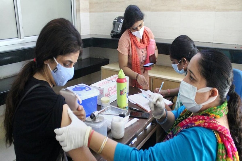 রাজ্যে জোরকদমে চলছে করোনা টিকাকরণ (Corona vaccination)। রাজ্যের কোভিড পরিসংখ্যান অনুযায়ী, গত ২৪ ঘণ্টায় ১০,৬৯,২১৬ জন টিকা পেয়েছেন। কোভ্যাক্সিন, কোভিশিল্ড – দুটি ভ্য়াকসিন দিয়েই আপাতত টিকাকরণ চলছে।