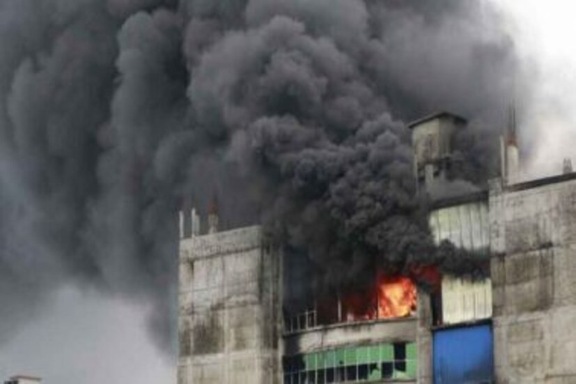 কারখানার ভিতরেই আগুনে জীবন্ত দগ্ধ হয়েছেন কমপক্ষে ৫২ জন। এখনও অনেকের হদিশ মেলেনি। মৃতের সংখ্যা আরও বাড়তে পারে বলে আশঙ্কা বাংলাদেশের পুলিশ এবং দমকল বিভাগ৷