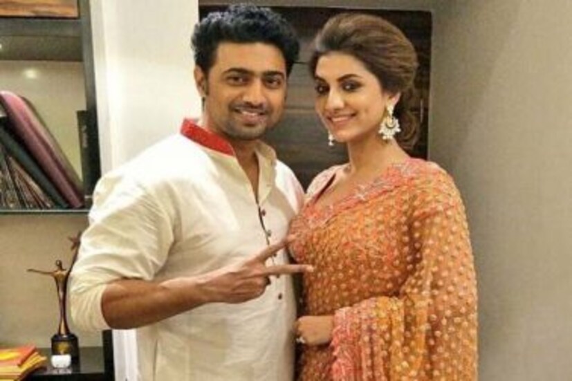 কয়েকদিন আগেই মলদ্বীপে বেড়াতে গিয়েছিলেন দেব ও রুক্মিণী। যদিও সোশ্যাল মিডিয়ায় শেয়ার করা ছবিতে রহস্য জিইয়ে রেখেছিলেন দুই অভিনেতা। তাঁদের ইনস্টাগ্রামে তেমন আভাসই মিলছে। রুক্মিণীর সোশ্যাল মিডিয়া প্রোফাইলেও মালদ্বীপের একাধিক ছবি রয়েছে। বিচের ধরে বসে থাকতে দেখা গিয়েছে তাঁকেও।
