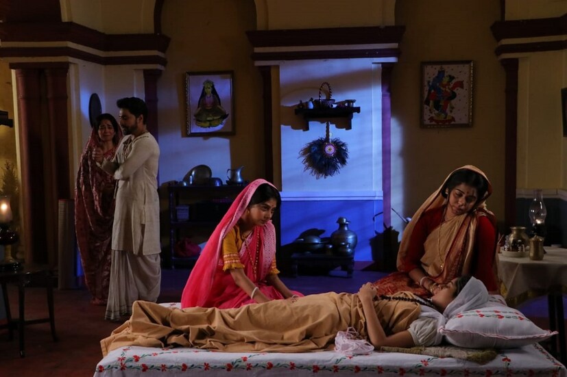 ৮ ই জুলাই দিতিপ্রিয়াকে শেষ দেখা যাবে এই ধারাবাহিকে। রাণীমার প্রয়াণ দেখানো হবে। ১৫ বছর বয়সে এ ধারাবাহিকের সঙ্গে যুক্ত হয়েছিলেন দিতিপ্রিয়া। আজ তার বয়স ১৮। এই ক'বছর এই ধারাবাহিকের সেটই ছিল তাঁর দ্বিতীয় বাড়ি। সকলের সঙ্গে অত্যন্ত মজা করে কাজ করেছেন তিনি। দর্শকও প্রাণ ভরে ভালোবাসা দিয়েছেন দিতিপ্রিয়াকে। 