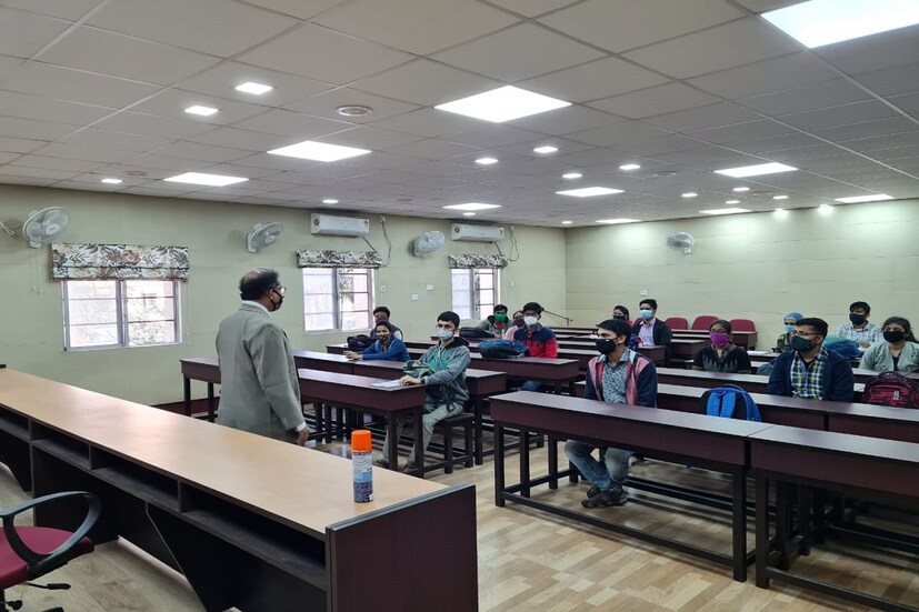 অন্যদিকে কলকাতা বিশ্ববিদ্যালয়ের পাশাপাশি যাদবপুর বিশ্ববিদ্যালয় তৎপরতা শুরু করেছে স্নাতক স্তরে ছাত্র ভর্তি নিয়ে। ইতিমধ্যেই বিভাগগুলি বৈঠকে বসতে শুরু করেছে বর্তমান পেক্ষাপটে কিভাবে ছাত্র-ছাত্রীদের ভর্তি নেওয়া হবে। যদিও প্রবেশিকা পরীক্ষা নেওয়া হবে নাকি তা নিয়ে সরকারের নির্দেশিকা দিকেই তাকিয়ে রয়েছে যাদবপুর বিশ্ববিদ্যালয়। নির্দেশিকার অপেক্ষায় রয়েছে কলকাতা বিশ্ববিদ্যালয় বলেই সূত্রের খবর। Input- SOMRAJ BANDOPADHYAY