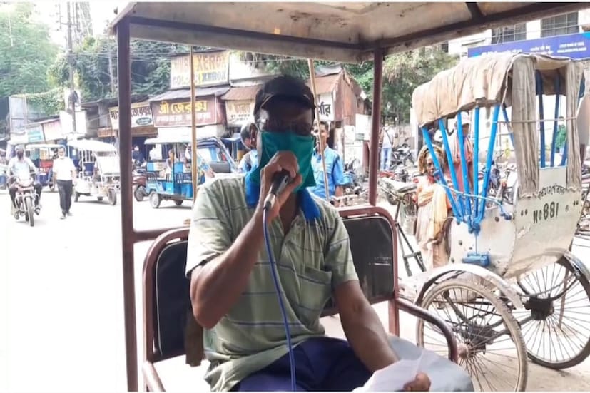 বর্ধমান শহরে প্রায় পাঁচ হাজার টোটো চলাচল করে। বেশিরভাগ সময়ই টোটোগুলি বেপরোয়াভাবে ছুটে বেড়ায় বলে অভিযোগ। ফলে টোটোয় বসে থাকা যাত্রীরা তো বটেই পথচলতি মানুষও দুর্ঘটনার মধ্যে পড়েন। লুকিং গ্লাস না থাকার কারণে চালকের দেখার ক্ষেত্রে সমস্যা তৈরি হয়। সে কারণে অনেক ক্ষেত্রে দুর্ঘটনা ঘটছে। সেই দুর্ঘটনা এড়াতেই সব টোটোতে লুকিং গ্লাস লাগানো বাধ্যতামূলক করা হয়েছে। এজন্য রবিবার পর্যন্ত সময়সীমা বেঁধে দেওয়া হয়েছে। তারপর সেই নির্দেশ পালন না হলে সংশ্লিষ্ট টোটোর বিরুদ্ধে পুলিশি পদক্ষেপ করা হবে বলে জেলা পুলিশ সূত্রে জানা গিয়েছে।