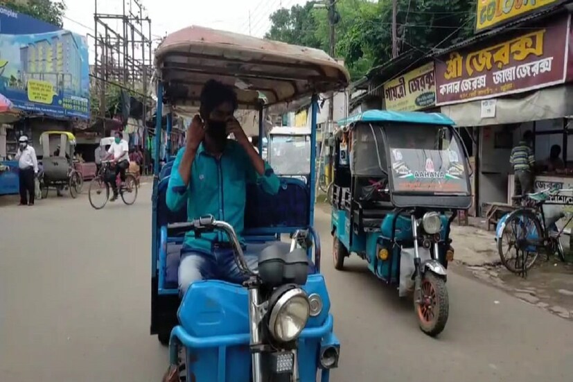 লুকিং গ্লাস লাগানোর সিদ্ধান্তকে স্বাগত জানাচ্ছে টোটো চালকরাও। তবে জিটি রোডে টোটো ওঠা নিষিদ্ধ ঘোষনা সম্পর্ক টোটো চালক বলছেন, এমনিতেই এখন যাত্রী অনেক কম।শহরের মূল রাস্তা জি টি রোড। তাই যাত্রীদের অনেকেই ওই রাস্তা ধরেই যাতায়াত করতে চান।সেই জিটি রোড ব্যবহার করা না গেলে উপার্জন আরও কমে যাবে। input- Saradindu Ghosh