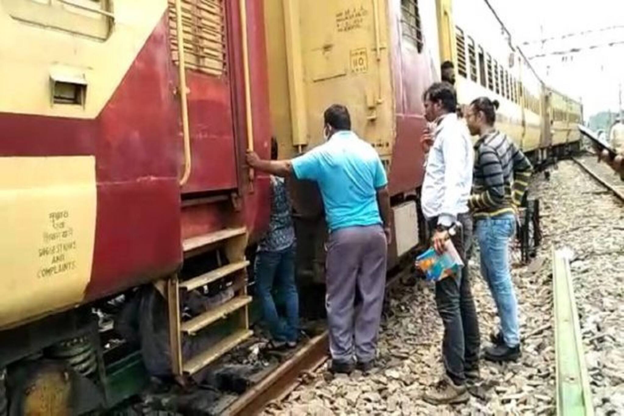 ঝাঁকুনি দিয়ে দাঁড়িয়ে গেল ট্রেন, বর্ধমান লাইনচ্যুত আপ রাধিকাপুর এক্সপ্রেস