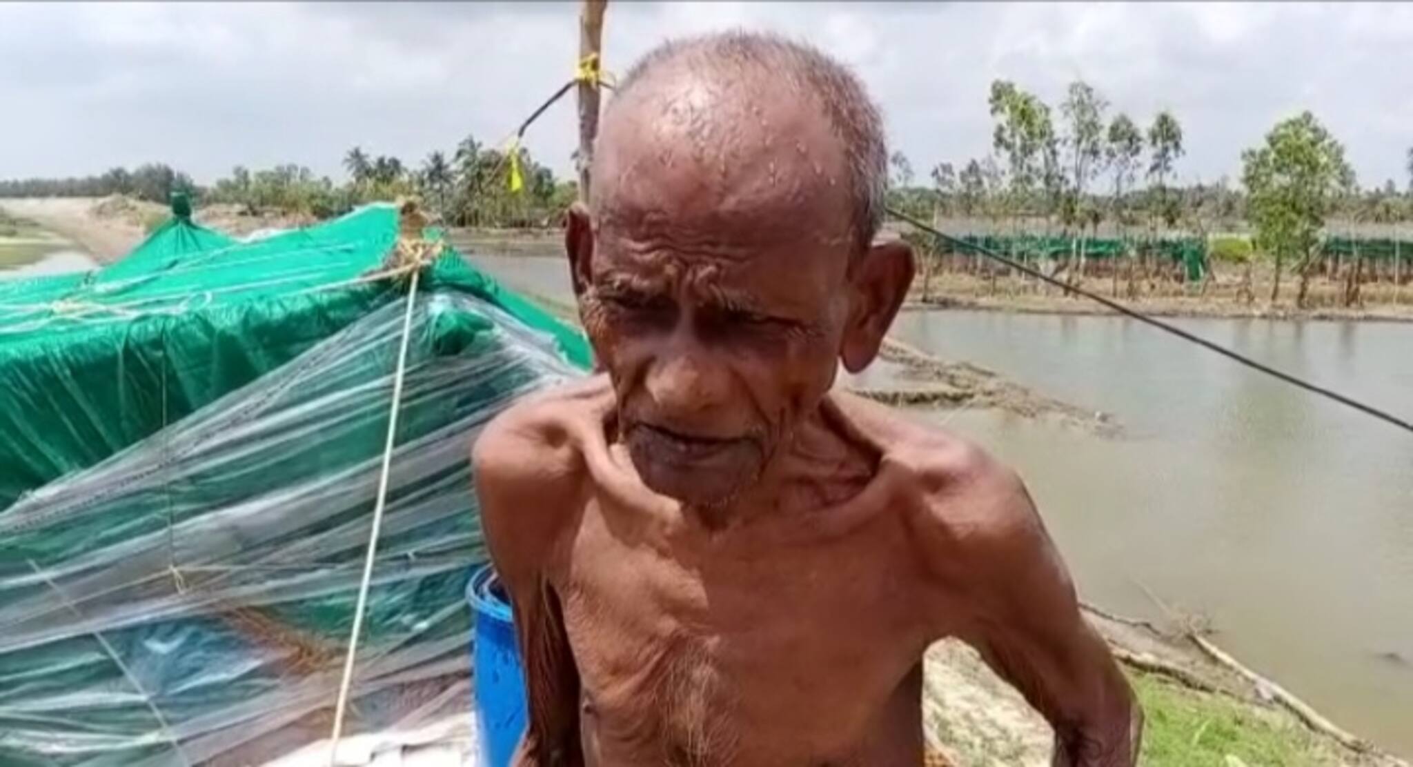 সরকারি সাহায্যের আশায়, সর্বহারা নামখানার বৃদ্ধ দম্পতি