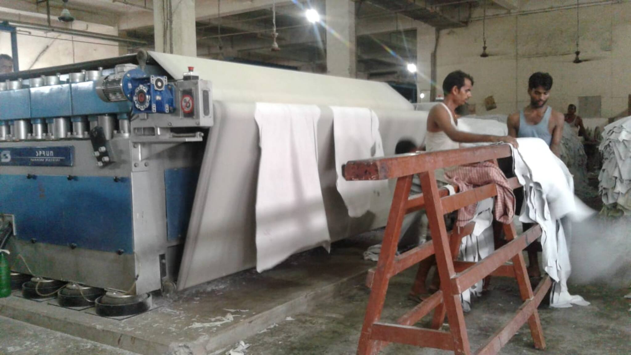 চামড়ার বিষ জল মিশেছে ধান জমিতে, ক্ষতিগ্রস্ত বিঘার পর বিঘা ধান চাষ