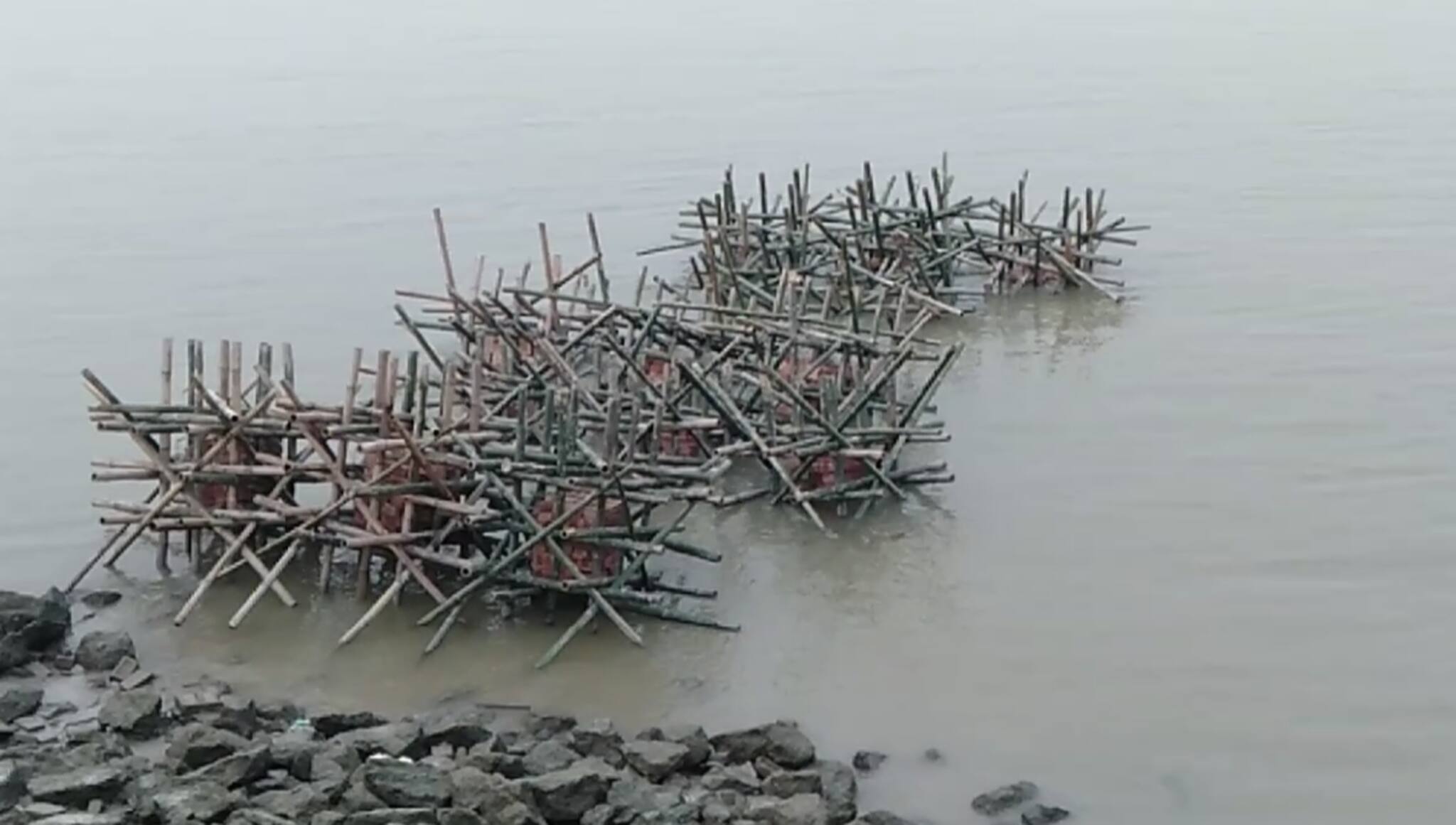 নদী পাড়ের ভাঙন রুখতে বাঁশের খাঁচা ফেলে চলছে পাড় বাঁধার কাজ