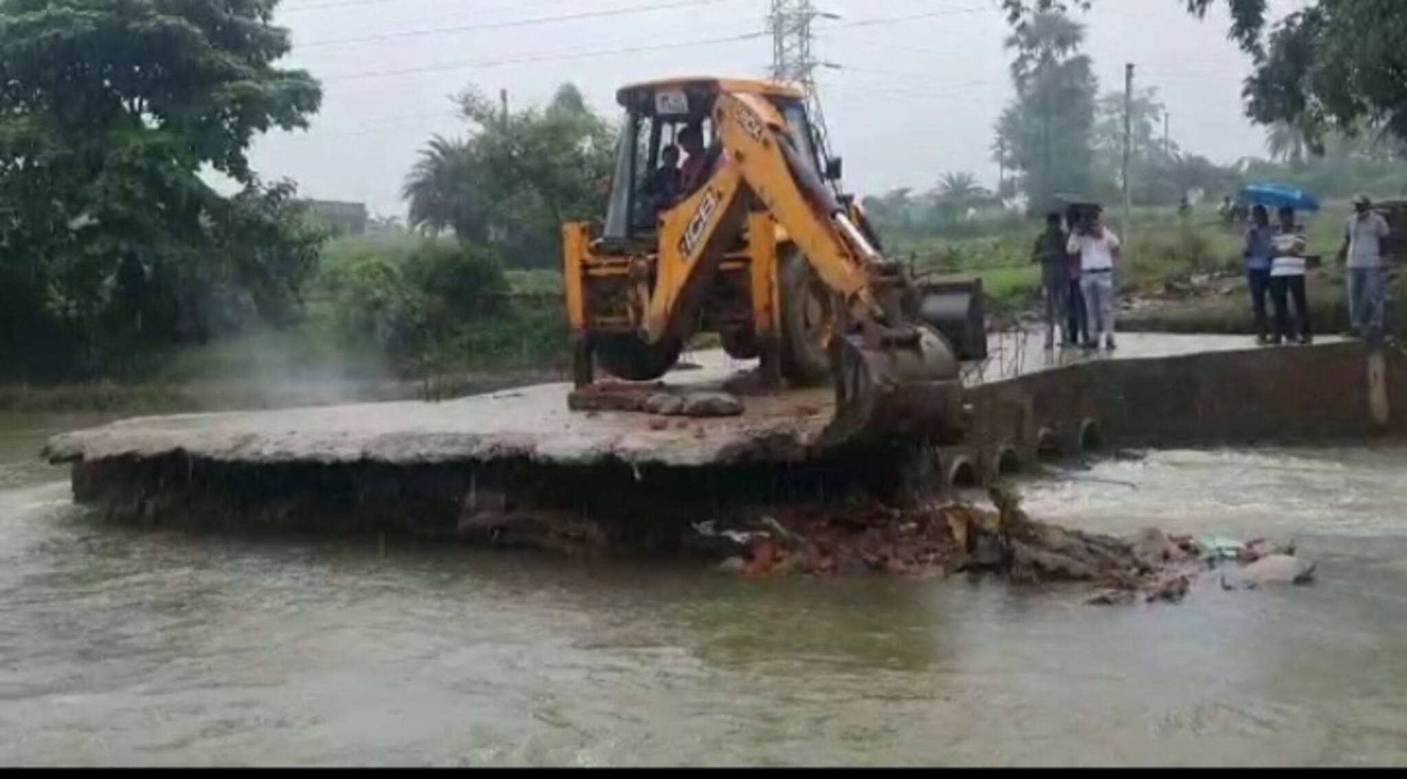 ভেঙে দেওয়া হল অবৈধ সেতু