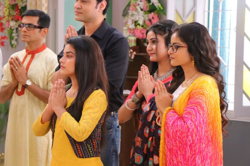 *দাদাই,-এর ফাঁদে পা দিল সিদ্ধার্থ। সকলের সামনে সে বলে উঠল মিঠাই এখনও বিবাহিত। তাই তার বিয়ে দেওয়া কিছুতেই সম্ভব নয়। রুদ্রকে কীভাবে বিয়ে করবে মিঠাই? এই ঘটনা থেকে সকলের কাছে মোটামুটি স্পষ্ট হয়ে গেল যে, সিদ্ধার্থ যতই বলুক, 'বিয়েতে সে বিশ্বাস করে না। মিঠাইয়ের প্রতি তার কোনও টান নেই।' মনে মনে সিদ্ধার্থ যে মিঠাইকে ভালোবেসে ফেলেছে তার প্রমাণ মিলল আরও একবার।