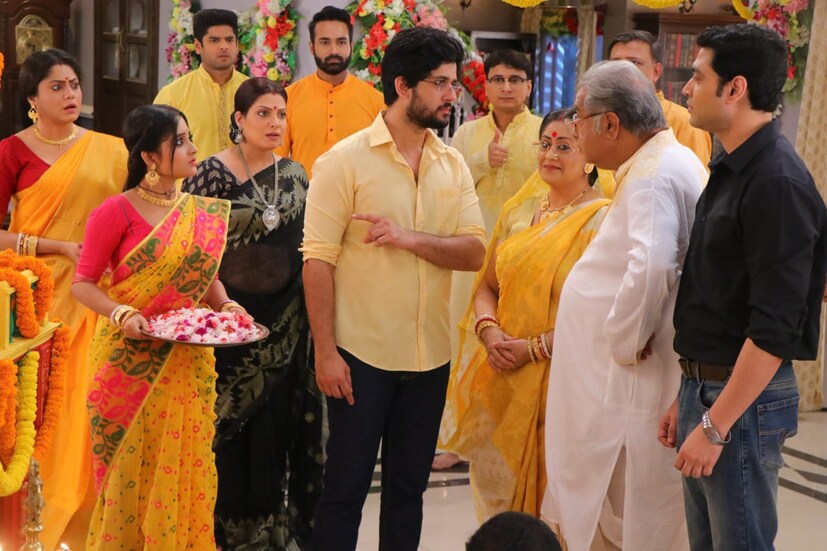 *মিঠাইকে যোগ্য পাত্রের হাতে তুলে দিতে চান দাদাই। রুদ্রর থেকে ভাল পাত্র মিঠাইয়ের জন্য হতেই পারে না, সকলের সামনে এই কথা বললেন দাদাই। সত্যিই কি মিঠাইয়ের আবার বিয়ে দিয়ে দিতে চান তিনি?  নাকি সিদ্ধার্থ- মিঠাইকে এক করার নতুন কোনও প্ল্যান।