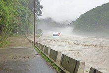 গভীর খাত ছেড়ে রাস্তায় এসে চোখ রাঙাচ্ছে তিস্তা! চিন্তায় প্রশাসন থেকে বিশেষজ্ঞর