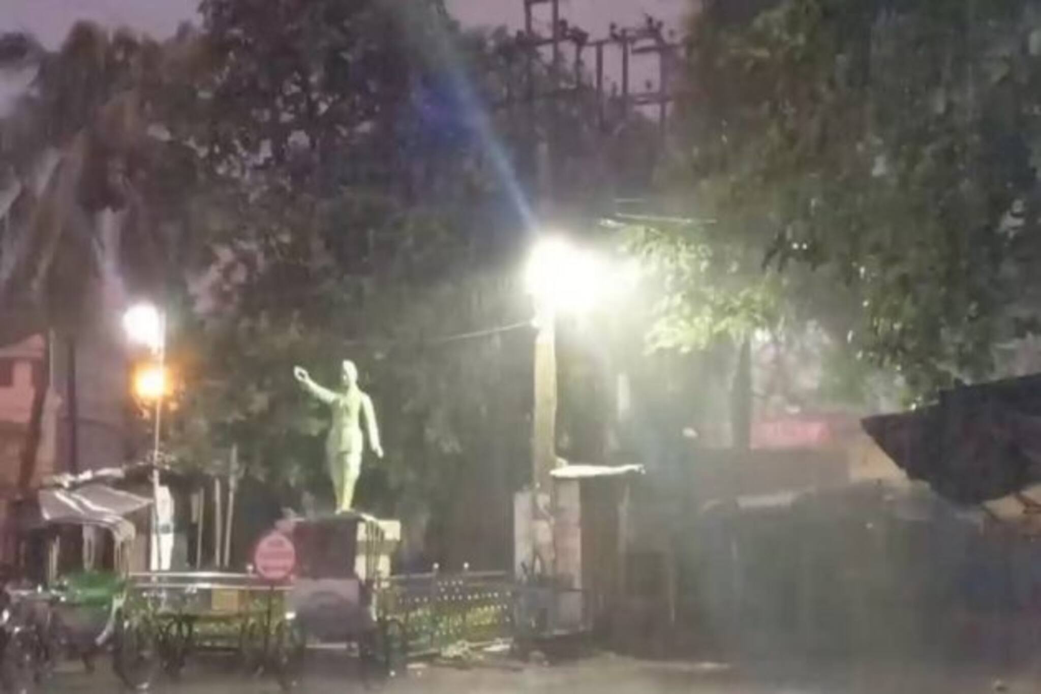 বজ্রাঘাতে মৃত্যু ঠেকাতে এবার বজ্রনিরোধক ব্যবস্থা থাকা বাধ্যতামূলক পূর্ব বর্ধমানে