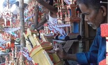 হাতে তৈরি রথের বিক্রিতে ভাটা, করোনা কেড়ে নিয়েছে বাড়তি আয়ের পথ হাতে তৈরি রথের বিক্রিতে ভাটা, করোনা কেড়ে নিয়েছে বাড়তি আয়ের পথ