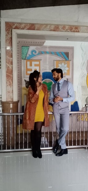 ঋতুপর্ণার সঙ্গে কাজ করার অভিজ্ঞতা রয়েছে রীতেশের। ডেভিড ধওয়ানের ছবি 'ডু নট ডিস্টার্ব' ছবিতে স্ক্রিন শেয়ার করেছেন এই দুই অভিনেতা।   
