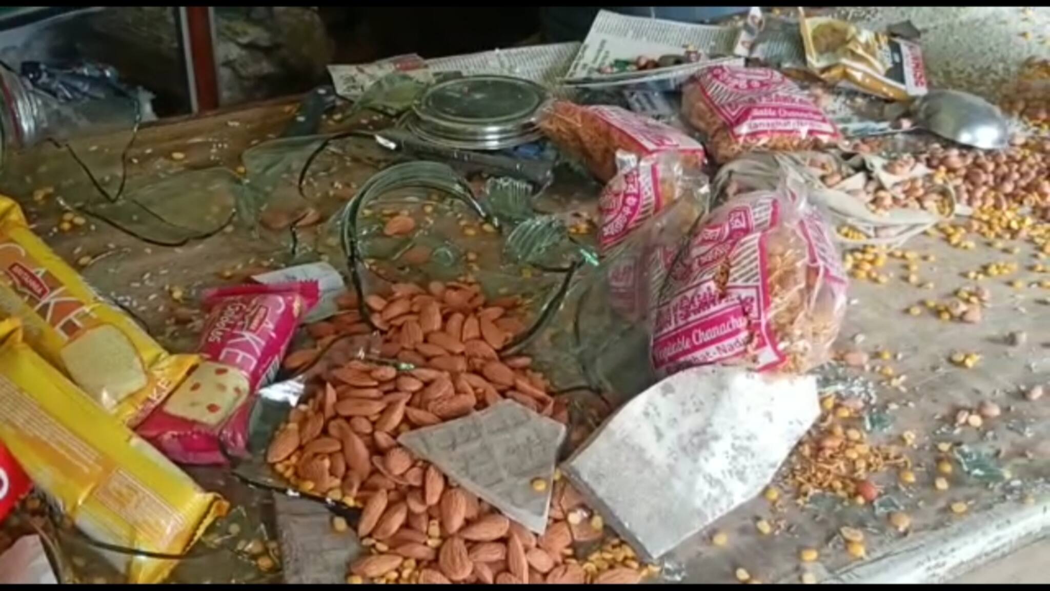 অপরাধীদের খুঁজেতে সিসিটিভি ফুটেজ দিয়ে সাহায্য, দোকান ভাঙল দুষ্কৃতীরা!