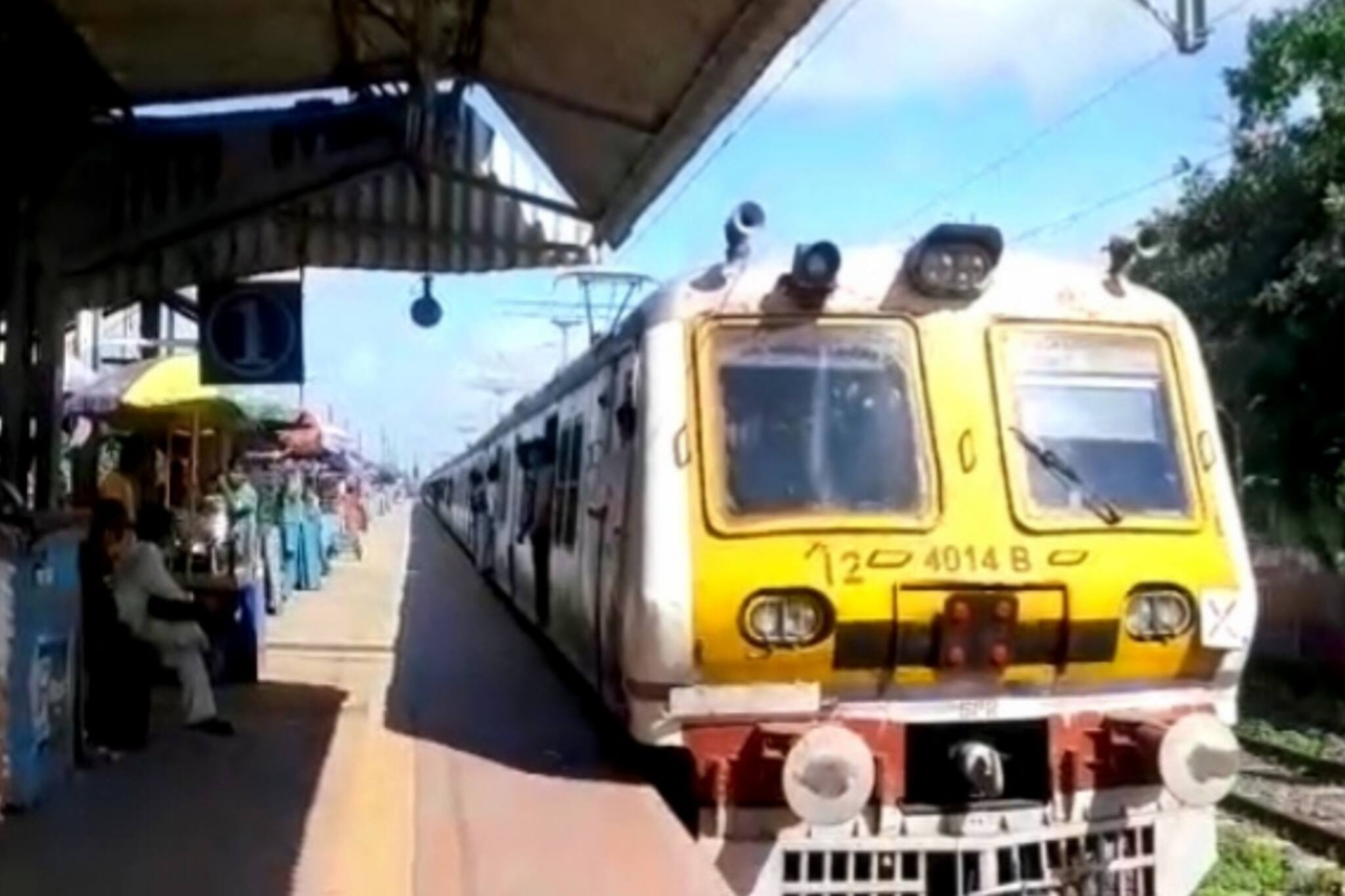 চালু হয়েছে মেট্রো পরিষেবা এখনো বন্ধ লোকাল ট্রেন সমস্যায় নিত্যযাত্রী থেকে হকাররা