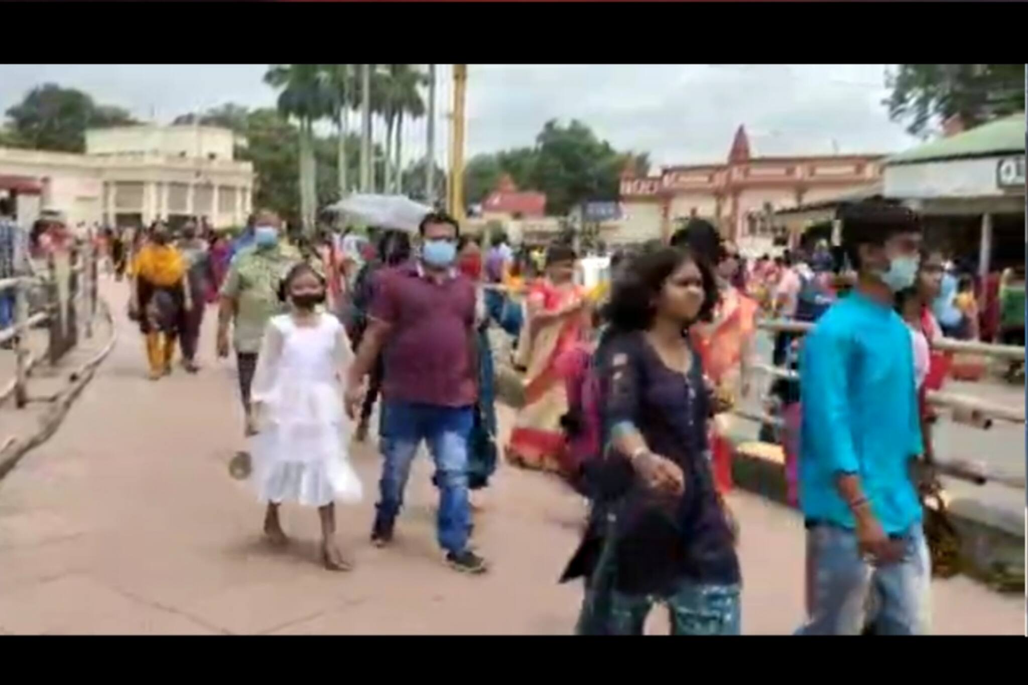 কোভিডবিধি উধাও, দক্ষিণেশ্বর মন্দিরে বিপত্তারিণী পুজোয়  ভিড় মানুষের