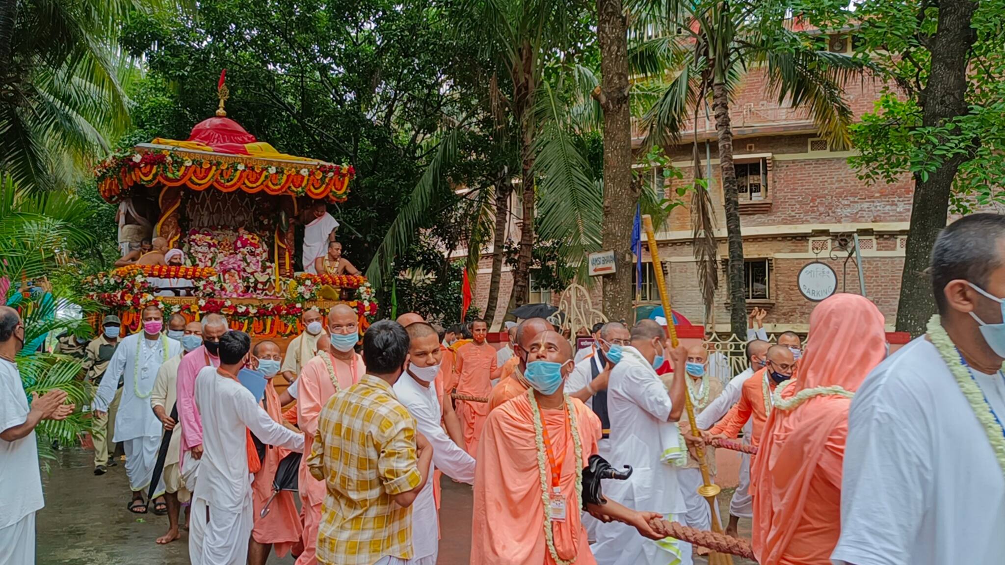অল্পসংখ্যক ভক্তবৃন্দকে সঙ্গে নিয়ে ইসকন মায়াপুরের রথের রশিতে পড়ল টান