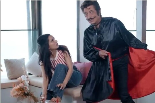 শ্রদ্ধা কাপুরের নেল পালিশ চুরি করে নিয়ে গেলেন ‘ক্রাইম মাস্টার গোগো’, ভিডিও এখন ভাইরাল!