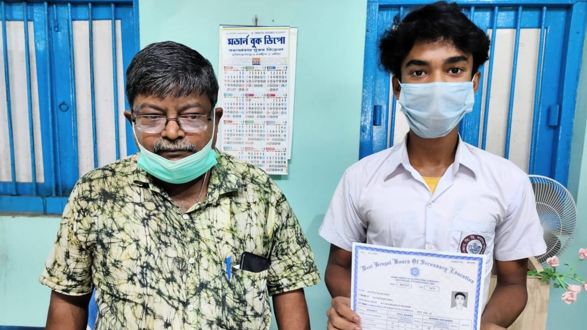 মাধ্যমিকে ৬৯০ নম্বর পেল সবজি বিক্রেতার ছেলে দীপশংকর সাহা