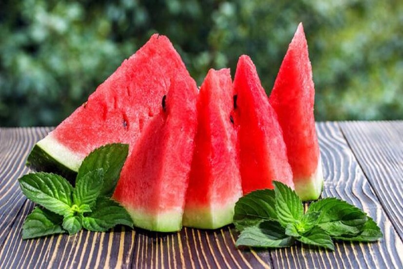 *তরমুজ (Watermelon): প্রস্টেট ক্যানসার দূর করতে অন্যতম গুরুত্বপূর্ণ ফল তরমুজ। গ্রীষ্মকালে যাঁরা নিয়মিত তরমুজ খান তাঁরা ডিহাইড্রেশন থেকে কম ভোগেন। তাই রোজ তরমুজ খেলে শরীরে জলের ভারসাম্য বজায় থাকে। সংগৃহীত ছবি। 