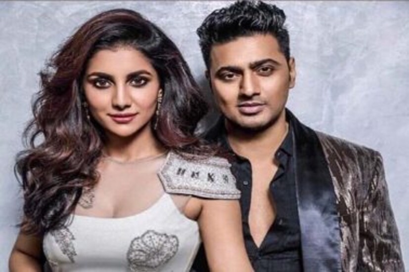 ছুটি কাটিয়ে ফিরেই ফের একবার একসঙ্গে জুটি বেঁধে নতুন ছবির কাজ শুরু করলেন তাঁরা। এ বছর দেবের একাধিক ছবি রয়েছে মুক্তির অপেক্ষায়। পরিস্থিতি ঠিক থাকলে পুজোতেই মুক্তি পেতে পারে ‘টনিক’ এবং ‘গোলন্দাজ’। ‘গোলন্দাজ’ ছবিতে নগেন্দ্র প্রসাদ সর্বাধিকারীর চরিত্রে অভিনয় করেছেন দেব। 