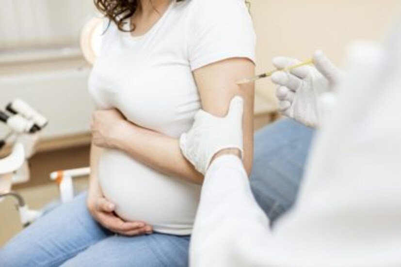 এ বার অন্তঃসত্ত্বা বা গর্ভবতীরাও (Covid Vaccine for Pregnants) নিতে পারবেন করোনাভাইরাসের টিকা (Coronavirus Vaccine)। সম্প্রতি এমনই ঘোষণা করেছে কেন্দ্রীয় স্বাস্থ্য মন্ত্রক। এর আগে স্বাস্থ্য মন্ত্রক বলেছিল, অন্তঃসত্ত্বা মহিলাদের করোনার টিকা নেওয়া উচিত নয়। কারণ তাঁরা টিকার ক্লিনিকাল ট্রায়ালে অংশ নেননি।  এ বার অন্তঃসত্ত্বা বা গর্ভবতীরাও (Covid Vaccine for Pregnants) নিতে পারবেন করোনাভাইরাসের টিকা (Coronavirus Vaccine)। সম্প্রতি এমনই ঘোষণা করেছে কেন্দ্রীয় স্বাস্থ্য মন্ত্রক। এর আগে স্বাস্থ্য মন্ত্রক বলেছিল, অন্তঃসত্ত্বা মহিলাদের করোনার টিকা নেওয়া উচিত নয়। কারণ তাঁরা টিকার ক্লিনিকাল ট্রায়ালে অংশ নেননি।
