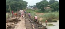 ভাঙা কাঠের সেতু দিয়ে পারাপার করতে গিয়ে শিলাবতী নদীতে পড়ে মৃত্যু এক ব্যক্তির ভাঙা কাঠের সেতু দিয়ে পারাপার করতে গিয়ে শিলাবতী নদীতে পড়ে মৃত্যু এক ব্যক্তির