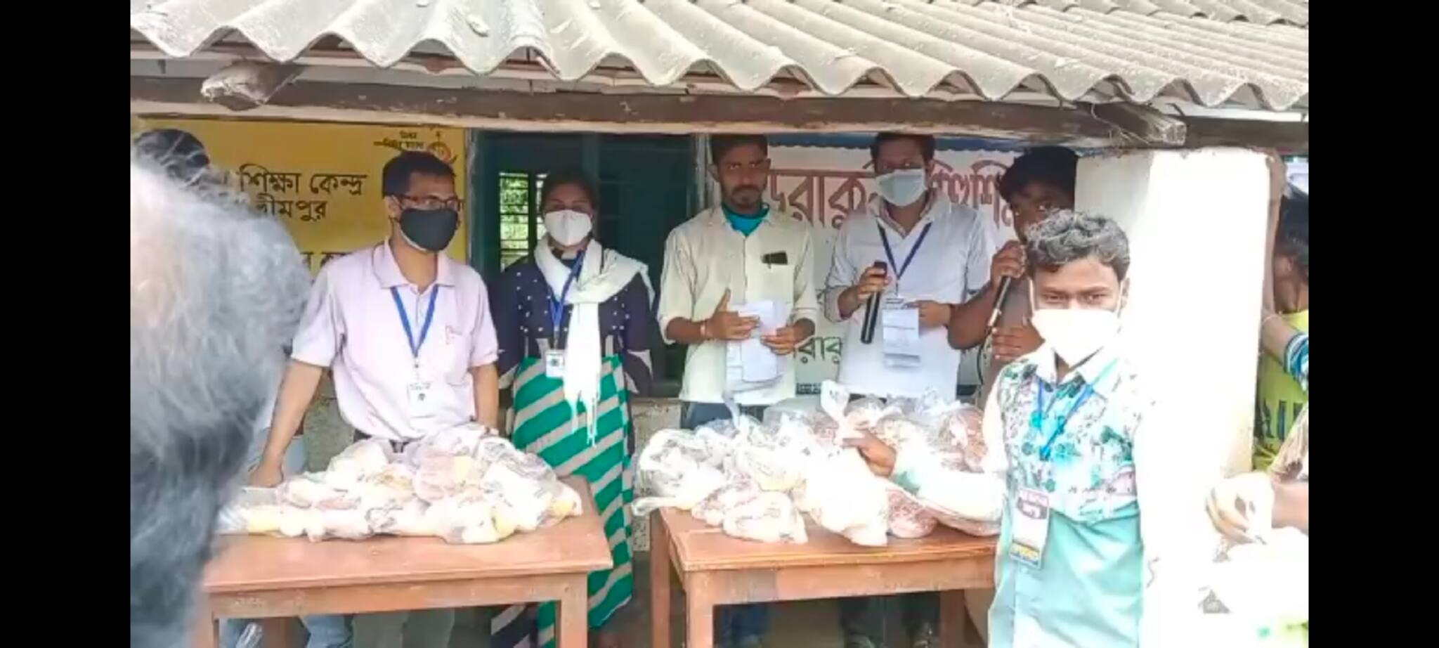 শালবনির পিডরাকুলিতে দুস্থ পরিবারের হাতে খাদ্য সামগ্রী, বস্ত্রদান নবচেতনা ক্লাবের