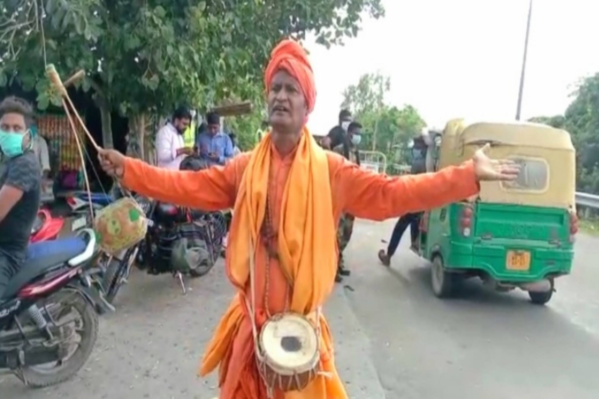 অ্যাসিড হামলা ও নারী নির্যাতনের প্রতিবাদে গান গেয়ে সচেতনতা প্রচারে বাউল শিল্পী